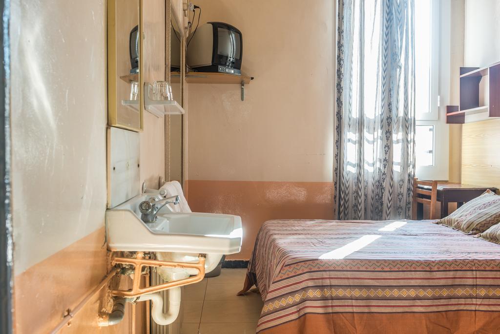 Hostel Turisol Барселона Екстериор снимка
