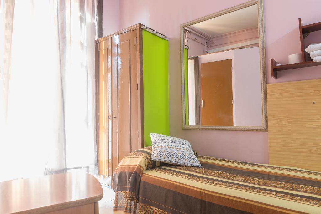 Hostel Turisol Барселона Екстериор снимка